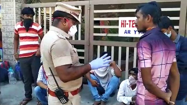 வடமாநில தொழிலாளர்கள் அவர்கள் சொந்த ஊருக்கு இன்று சிறப்பு ரயிலில் செல்வதற்காக ராயப்பேட்டை காவல் நிலையத்தில் அமர்ந்திருந்த போது அவர்களுக்கு உதவி கமிஷனர் பாஸ்கர் முக கவசத்தை வழங்கி பாதுகாப்பான பயணம் மேற்கொள்ளும்படி அறிவுரை!