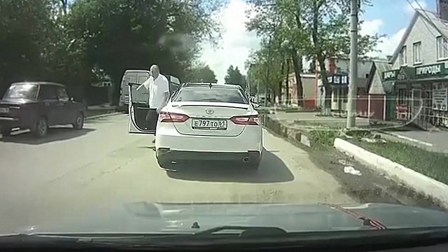 Il sort de sa voiture après une queue de poisson et se fait gazer