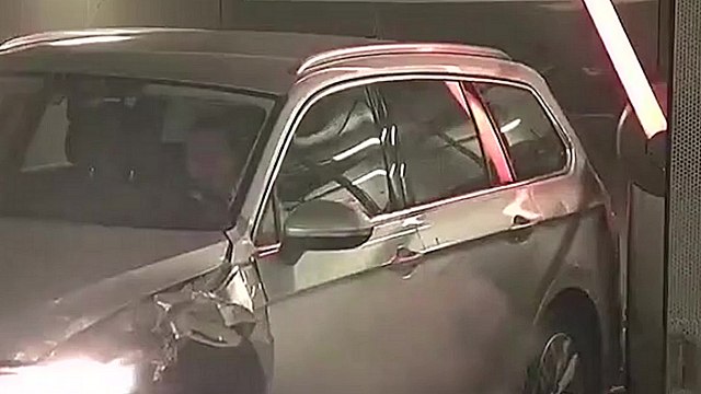 Une automobiliste explose sa voiture en sortant d'un parking