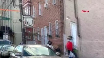 ABD'de papaz, kiliseye gidemeyen cemaatini sokak sokak dolaşarak kutsadı