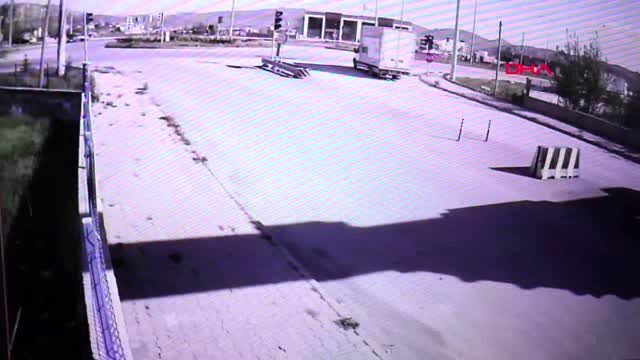 SİVAS Kamyonet ile otomobilin çarpışma anı kamerada