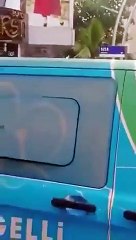 Yardım kolilerinin cenaze hizmet aracından AKP İlçe başkanlığına taşındığı görüntüler sosyal medyada dolaşıma girdi