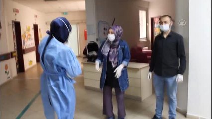 Kovid-19'u yenen bebek alkışlarla taburcu edildi