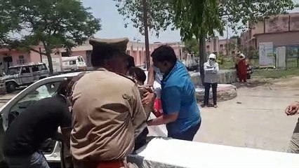 Download Video: झाँसी: ट्रक से टकराई पुलिस जीप, SI समेत 3 पुलिस कर्मी घायल