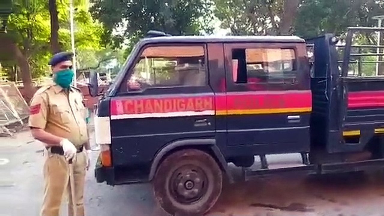 Polícia indiana prende delinquentes ao mesmo tempo que mantém o distanciamento