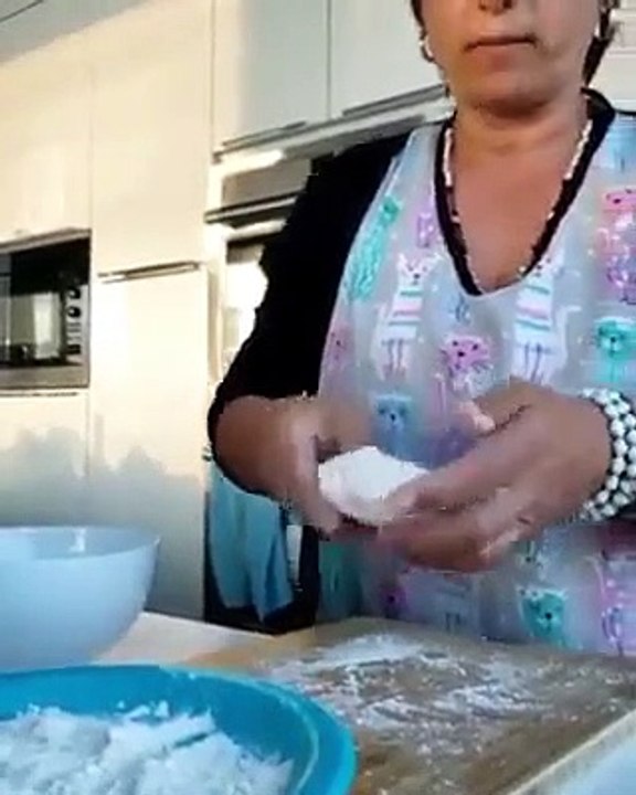 Ensinar a fazer pão em casa pode ser o momento mais hilariante do dia