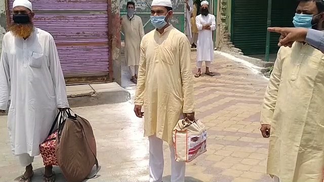 कोरोना को मात देकर लौटे योद्धाओं का मोहल्ले द्वारा जोरदार स्वागत