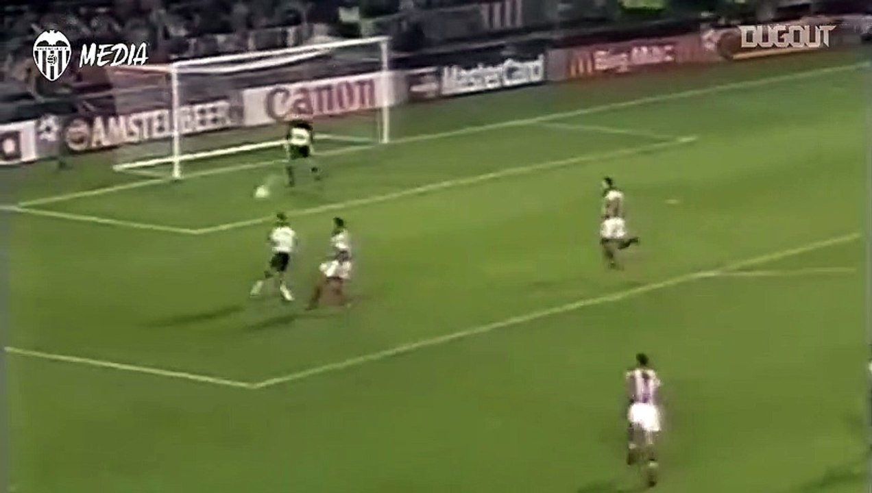 El golazo de volea del Piojo López ante el PSV