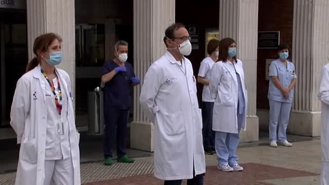 Los sanitarios homenajean a sus compañeros fallecidos