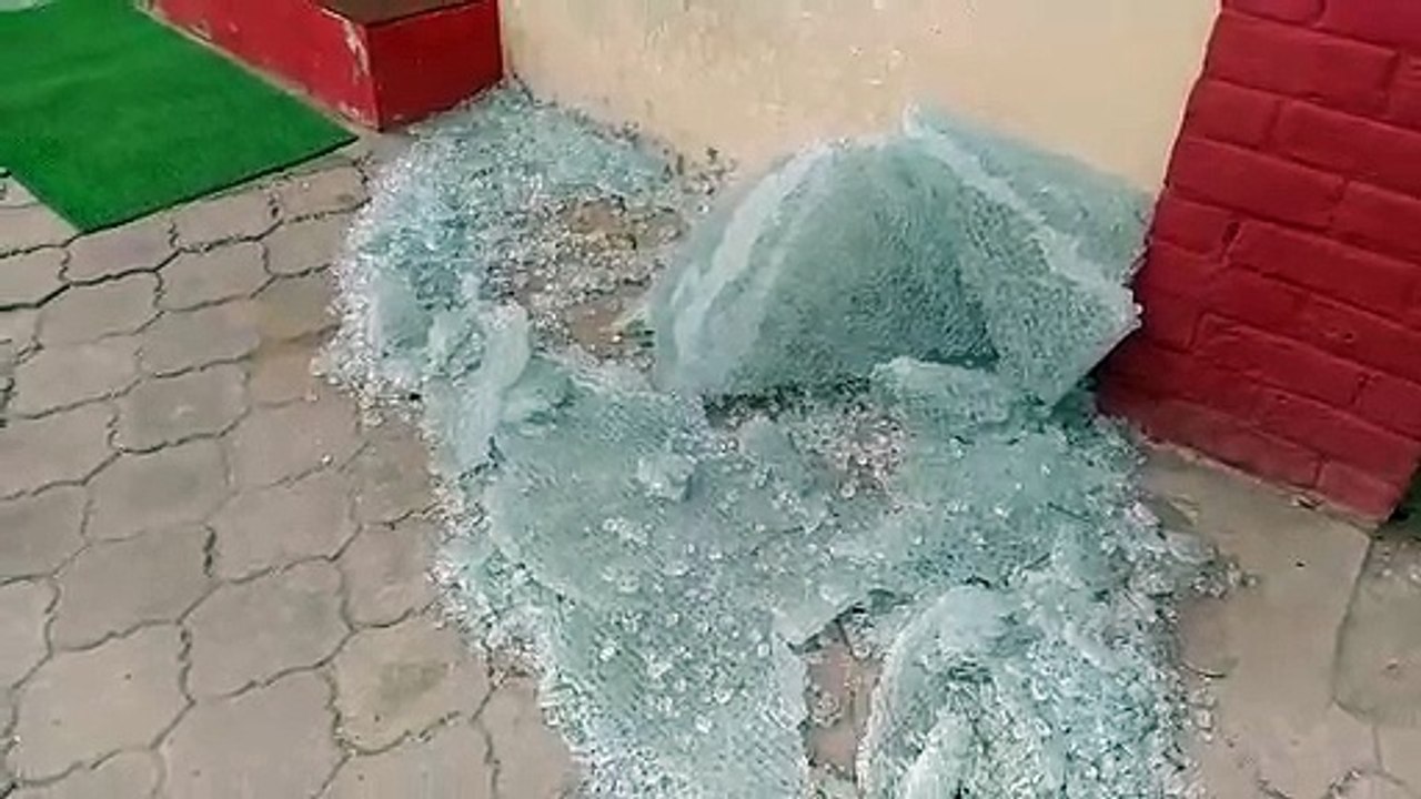 तेज तूफान के कारण कैराना कोतवाली प्रभारी के कार्यालय का शीशे का गेट टूटा