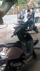 भोपाल में लॉकडाउन का उल्लघंन, सोशल डिस्टेंसिंग का पालन नहीं कर रहे लोग