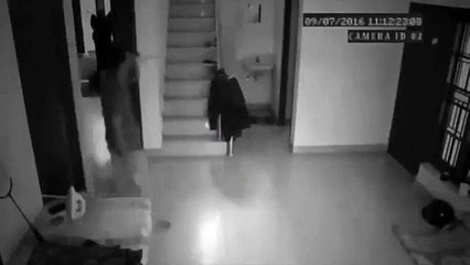 அப்படியே நடந்து வந்தாரா... திடீர்னு தூக்கிட்டுப் போய்.. என்னாச்சு... பதற வைக்கும் வீடியோ!