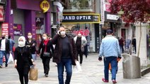 Trabzon'da havaların ısınmasıyla cadde ve sokaklar doldu, sosyal mesafe kuralı unutuldu