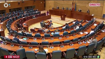 Díaz Ayuso repartiendo a la oposición