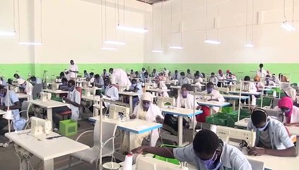 Le ministre de l'Industrie visite une usine de production de masques