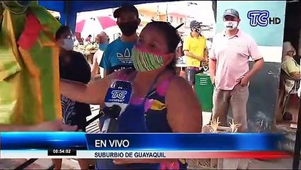 Ciudadanos compran en mercado informal sin respetar medidas de distanciamiento social en Guayaquil