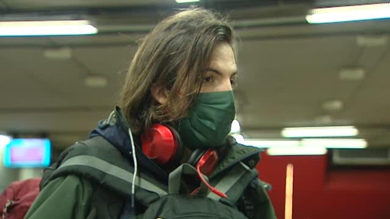 Pocos viajeros en Atocha y todos con motivos justificados en esta víspera de puente en Madrid