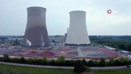 Almanya'da nükleer santralin 150 metrelik soğutma kuleleri yıkıldı