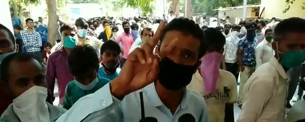 साहब दो दिन से खाना नही खाया हूँ और अब 7 घंटे से लाइन में खड़ा हूँ