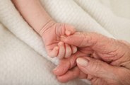 Cette grand-mère donne naissance à sa propre petite-fille… mais comment est-ce possible