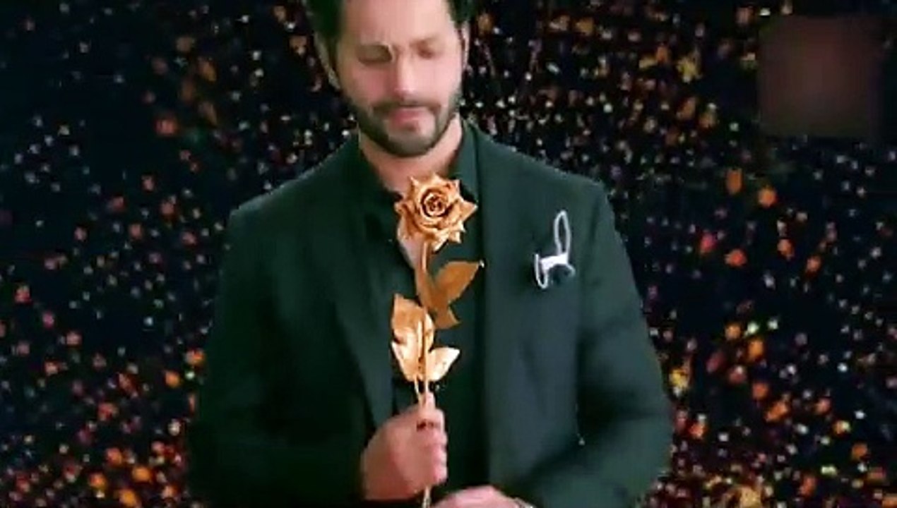 वरुण धवन ने करिश्मा कपूर के साथ मिलकर किया गजब का डांस, देखिये वीडियो