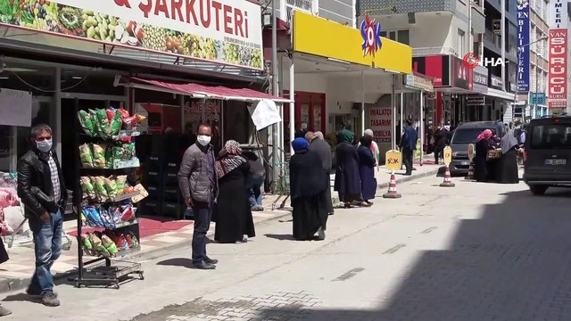 PTT Önünde Sosyal Mesafe Kuyruğu