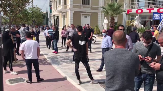 Ora News - Naftëtarë presin me protesta Ramën: Nuk kemi marrë pagën e luftës, jemi pa bukë