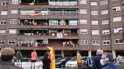 Cientos de personas se congregan en Pinar de Chamartín con banderas de España