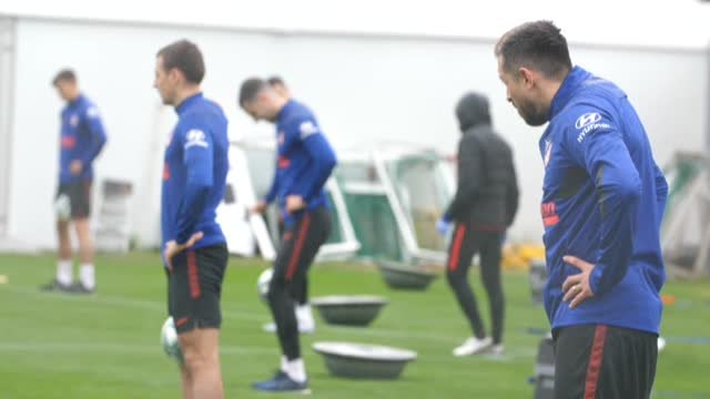 El Atlético se ejercita bajo la lluvia