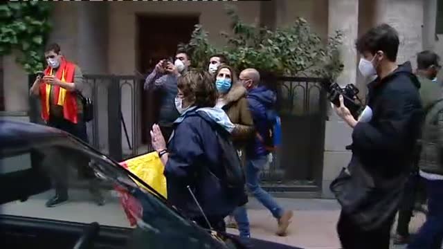 Cacerolada al grito de libertad y Gobierno dimisión en el centro de Madrid sin respetar la distancia de seguridad