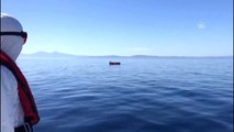 İzmir'de Yunan Sahil Güvenlik unsurlarınca Türk kara sularına bırakılan 30 sığınmacı kurtarıldı