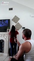 mira esta chica  donde lo guarda