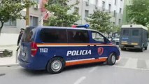 Ora News - Blindohet gjykata e Durrësit, mbërrijnë dy të arrestuarit për 4 vrasjet në Durrës