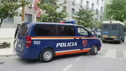 Ora News - Blindohet gjykata e Durrësit, mbërrijnë dy të arrestuarit për 4 vrasjet në Durrës