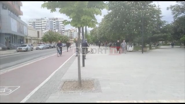 'Zhduken' makinat në Lushnje, të moshuarit në rrugë dhe parqe, vetëm disa biznese të hapura