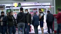 Küçükçekmece'de tekeri patlayan otomobil benzinlikteki markete girdi
