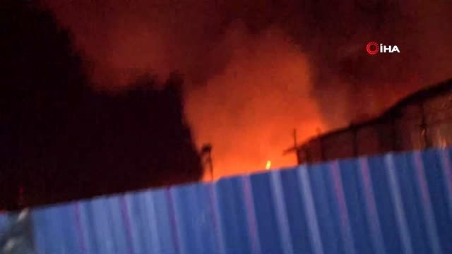 Ümraniye'de katı atık toplama merkezindeki patlamalı yangın geceyi aydınlattı