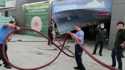 Araç bakım servisindeki yangında 5 otomobil hasar gördü, köpek kurtarıldı