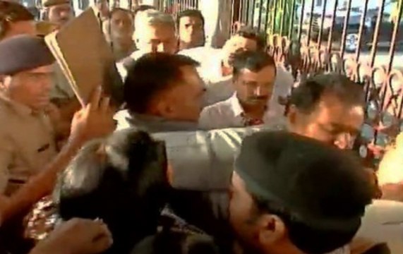 Arvind Kejriwal mobbed, chased as BJP workers protest at New Delhi Railway Station