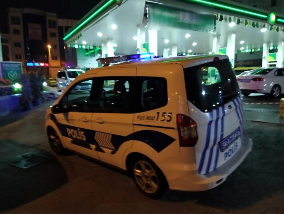Tekeri patlayan otomobil benzinliğin marketine girdi