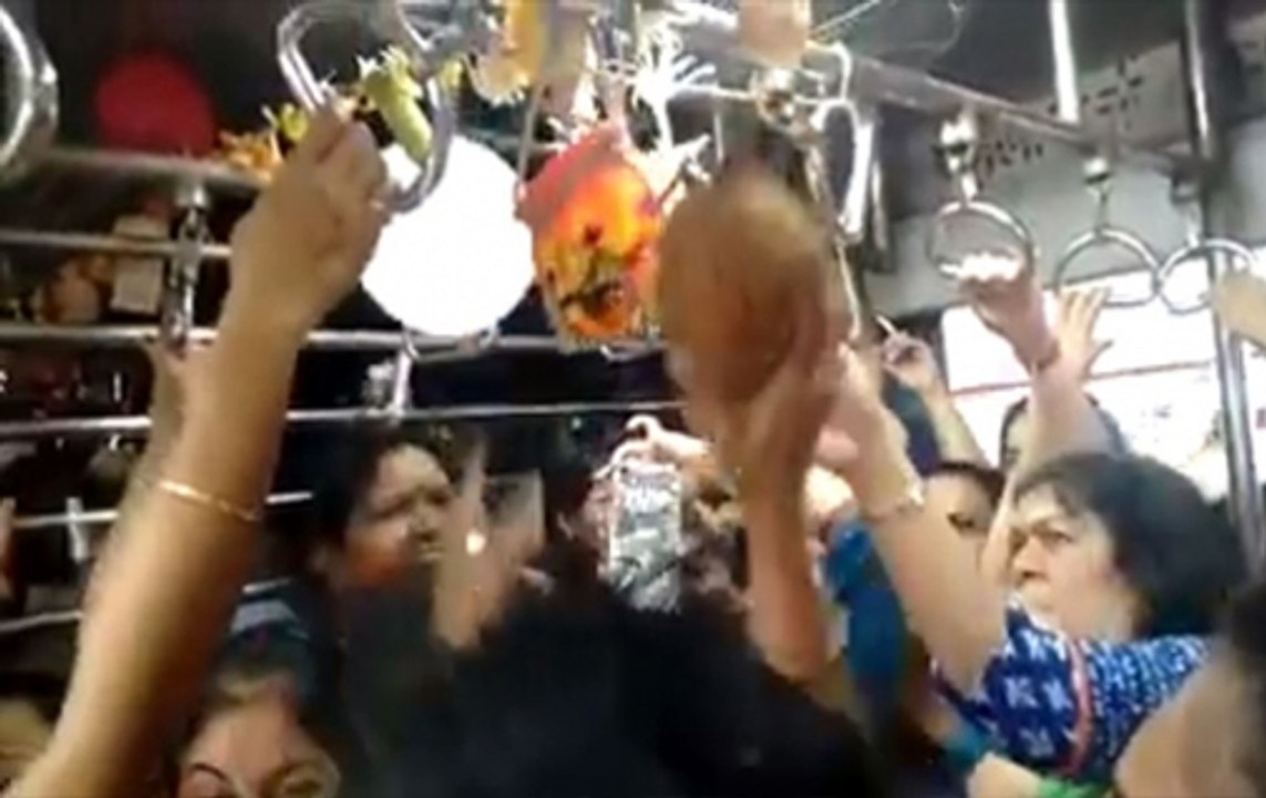 Krishna Janmashtami 2016: Women celebrate Dahi Handi festival in Mumbai local