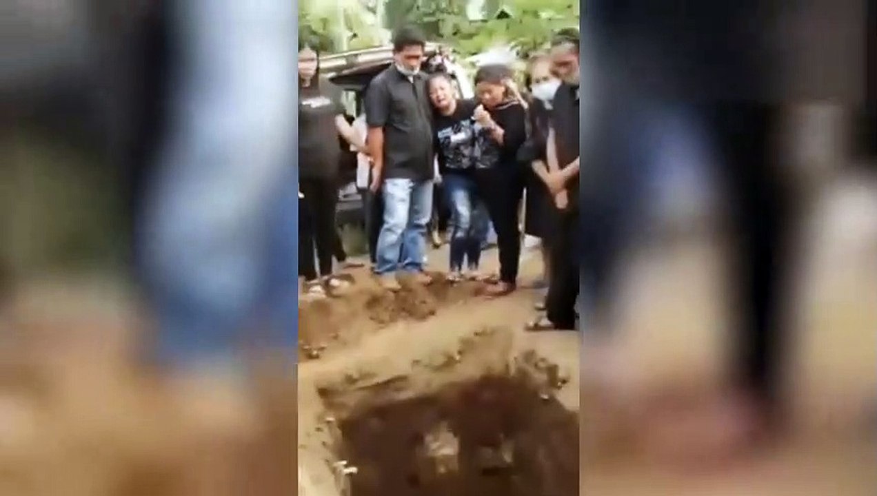 Cadáver 'dá tchauzinho' para familiares antes de ser enterrado e imagem intriga web