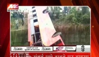 17 killed after a bus crashes into two cars on Mumbai-Pune expressway