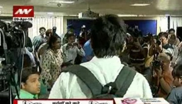 Shoe hurled at Delhi CM Arvind Kejriwal during press conference