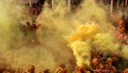 Laddu Maar Holi in Barsana
