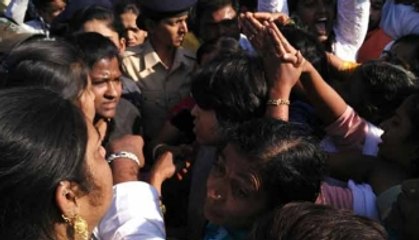 Women fight to enter Indian temples