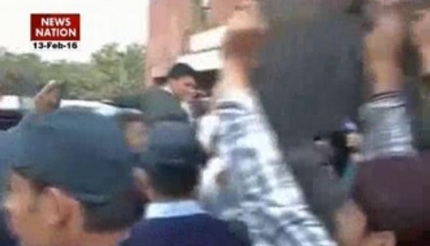 Black flags shown to Rahul Gandhi at JNU