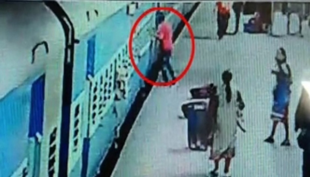 Shocking train accident in Mumbai
