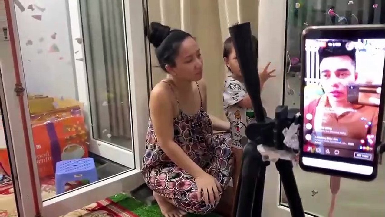 Con gái Lê Dương Bảo Lâm kêu ba đi ngủ sớm