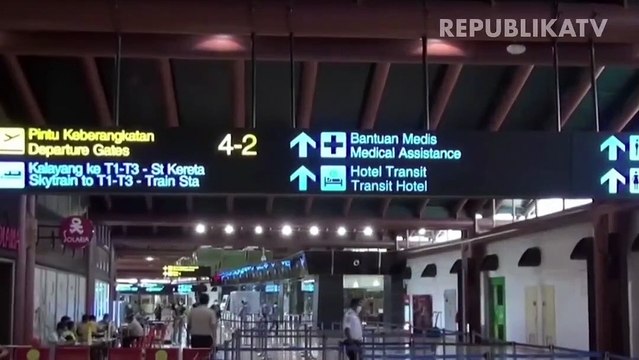 Calon penumpang mengantre sebelum pemberangkatan di Terminal 2 Bandara Soekarno Hatta, Tangerang, Banten.